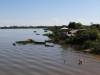 im Fluss badende Kinder aus den Favelas
