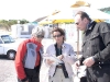 Gabi erläutert Edith und Jürgen die Route