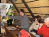 Jürgen bedeutet dem Kellner welches Steak er gern hätte
